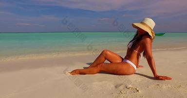 性感的微笑女孩旅行支出质量时间海滩清洁白色沙子蓝色的背景